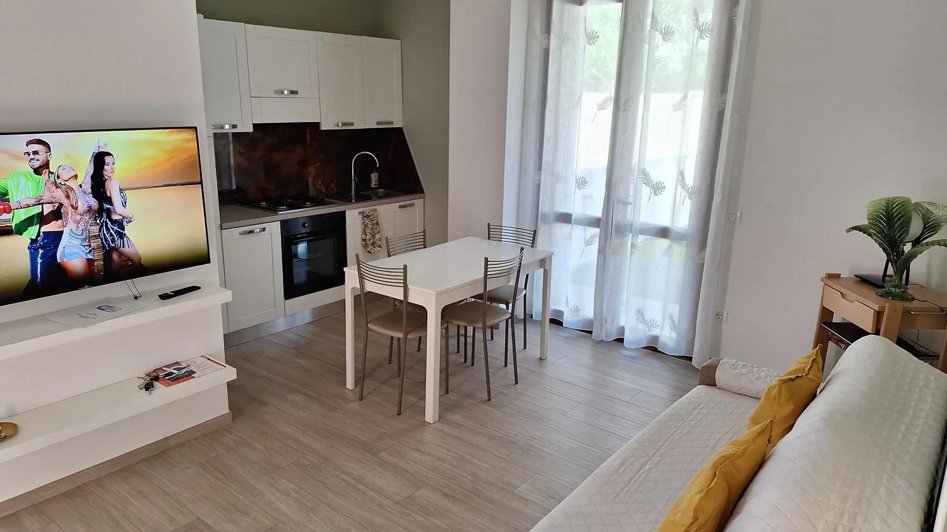 Dd House Family Holiday Apartment تشيزينا