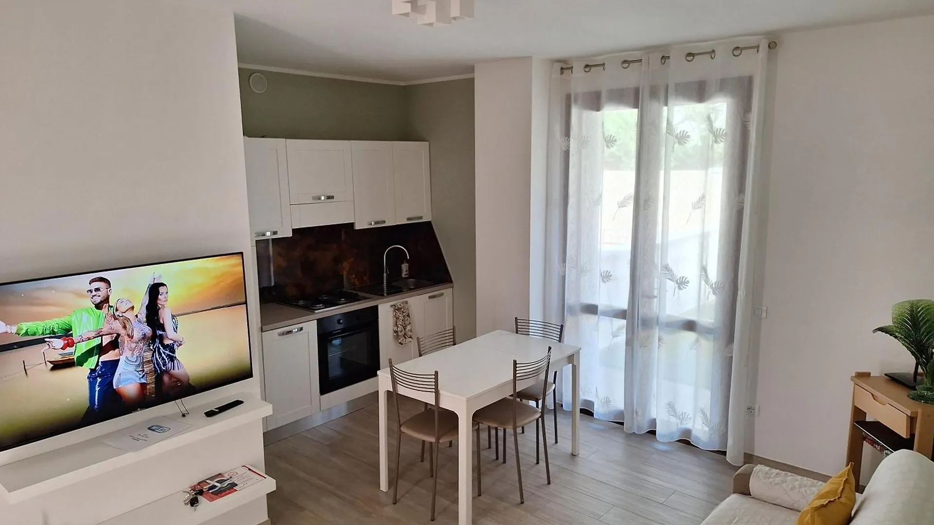 Dd House Family Holiday Apartment تشيزينا